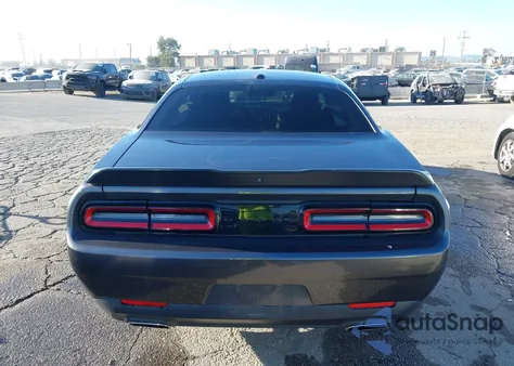 2021 Dodge Challenger Sxt z USA, uszkodzony, nr VIN 2C3CDZAG2MH573716